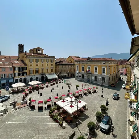 Square In Centro Citta Sarzana
