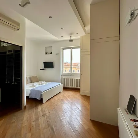 Square In Centro Citta 萨尔扎纳