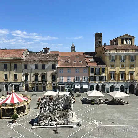 Square In Centro Citta