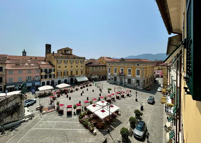 Square In Centro Citta Sarzana